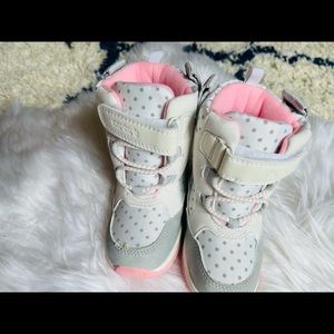 Carter’s winter boots 6M toddle. Pink & gray